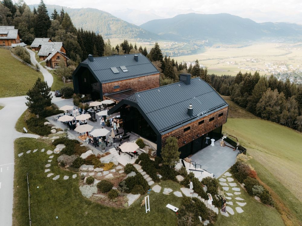 Moderne Berghütte mit Terrasse, umgeben von Wald und Talblick, ideal für Persönlichkeitsentwicklung und Retreats.
