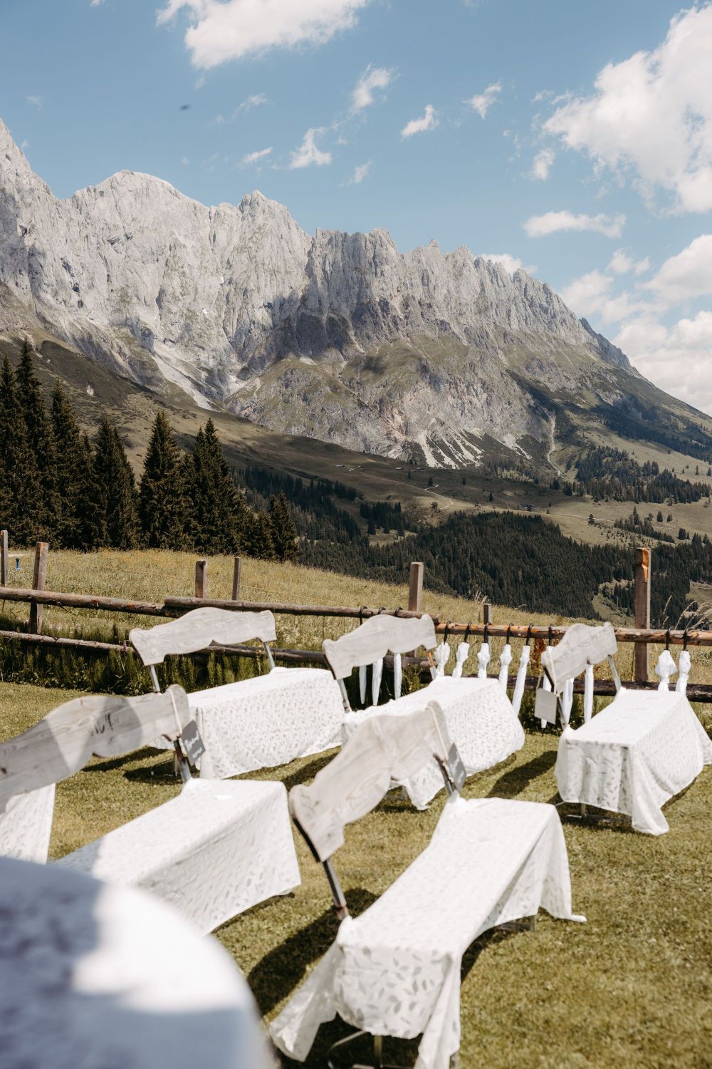 Berglandschaft mit Holzbänken und weißen Tüchern, ideal für Reflexion und persönliche Entwicklung in der Natur – Berghochzeit auf der Tiergartenalm, Mühlbach